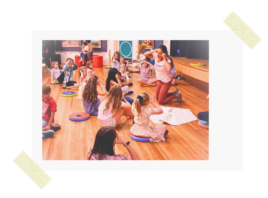 Aula de yoga para crianças - curso de formação - Professora Cainara Burton
